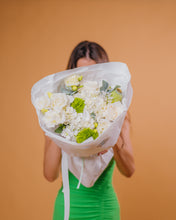 Încarcă imaginea în vizualizatorul Galerie, Buchet “White Cloud”