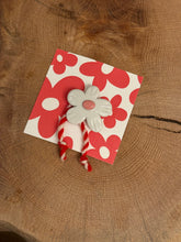 Încarcă imaginea în vizualizatorul Galerie, Broşă mărțişor “Floare albă”