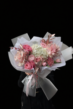 Încarcă imaginea în vizualizatorul Galerie, Buchet “Kiss”
