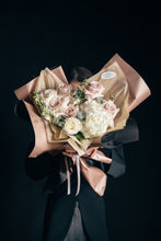 Încarcă imaginea în vizualizatorul Galerie, Buchet 'Delicate'