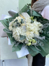 Încarcă imaginea în vizualizatorul Galerie, Buchet 'Silver Lining'