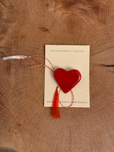 Încarcă imaginea în vizualizatorul Galerie, Mărțişor broşă Inimă Roşie
