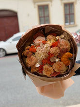 Încarcă imaginea în vizualizatorul Galerie, Buchet “Autumn’s kiss”
