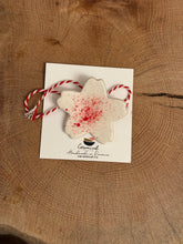 Încarcă imaginea în vizualizatorul Galerie, Mărțişor broşă Floare
