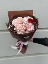 Încarcă imaginea în vizualizatorul Galerie, Buchet “Red Heart”
