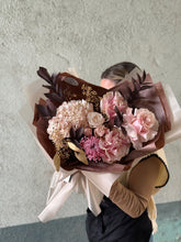 Încarcă imaginea în vizualizatorul Galerie, Buchet “Gold Love”
