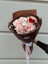 Încarcă imaginea în vizualizatorul Galerie, Buchet “Red Heart”
