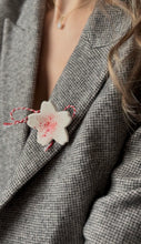 Încarcă imaginea în vizualizatorul Galerie, Mărțişor broşă Floare
