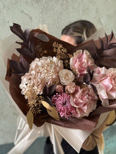 Încarcă imaginea în vizualizatorul Galerie, Buchet “Gold Love”

