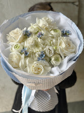 Încarcă imaginea în vizualizatorul Galerie, Buchet “Blue Love”
